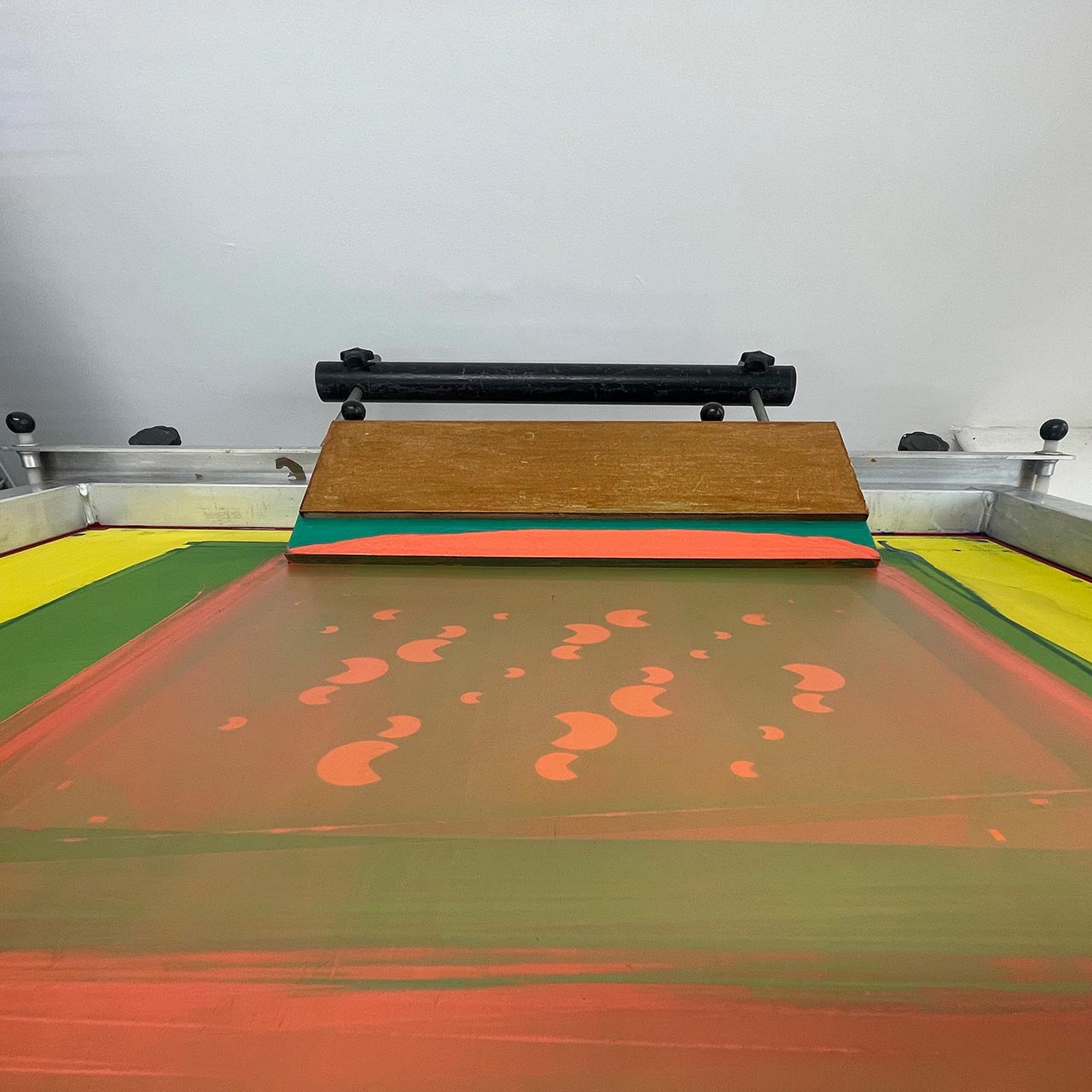 Squeegy resting on screen, mid print